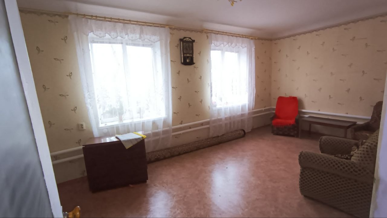г. Алчевск Продается 1/2 дома (статус квартиры), по улице Заслонова, район (Шанхая). Общая площадь 70,8 кв.м., кухня 6,3 кв.м. В доме: 4 раздельные комнаты, прихожая, кухня, санузел в доме (совмещён). МП окна, индивидуальное отопление (одноконтурный котел), газовая колонка. На территории дома имеются хозпостр...