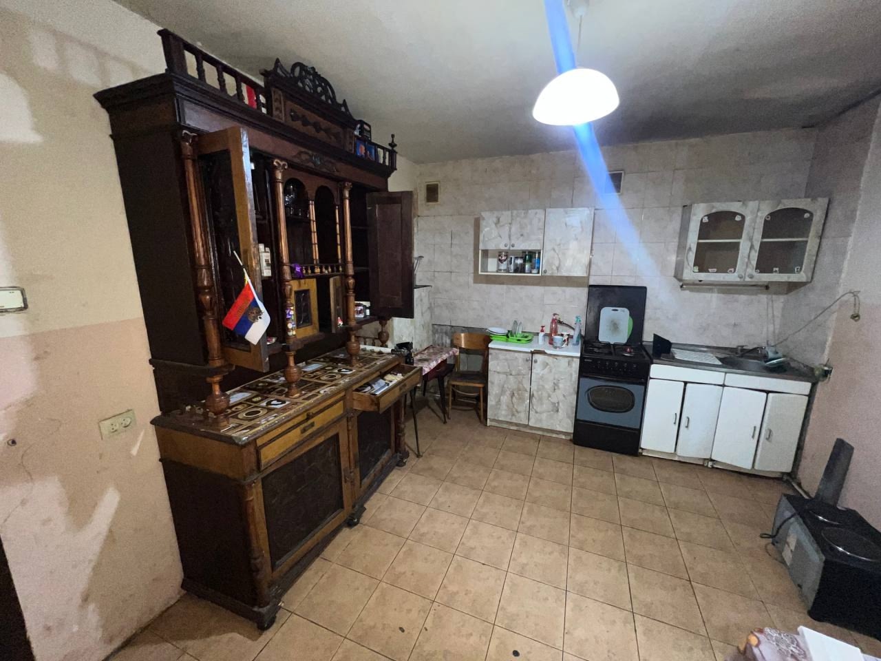 Продам дом и участок 9 сот Приват. кв. 50 лет Октября Жовт. р -он. Дом 105 кв. м. 3 изолир комнаты плюс одна из зала. Кухня 14.5 кв.м. Ванная 6.5 кв.м. Дом мергель шлакоблок, утеплитель, отделан сайдингом. Крыша шифер. Гараж 5х10 примыкает к дому. Два заезда. Участок угловой 9 сот. Приватизирован отгорожен па...