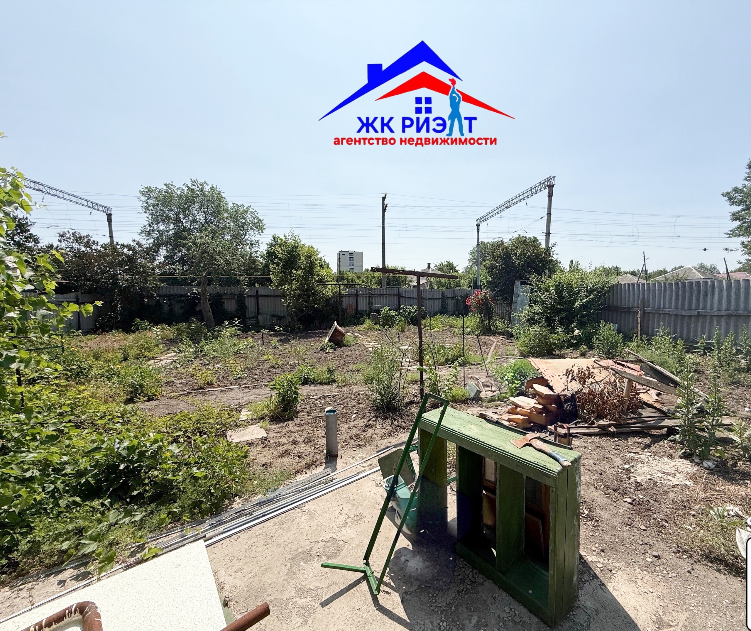 Продам дом в районе Чапаева! ЦЕНТР ГОРОДА 🏠Построен на высоком надежном фундаменте Общая площадь 70 м2. Просторные комнаты, частично изолированные. ⭐️Полностью выполнена внутренняя отделка — поклеены обои, уложен новый линолеум, обновлена краска. Отопление автономное, есть газовый котел, установлены новые рад...