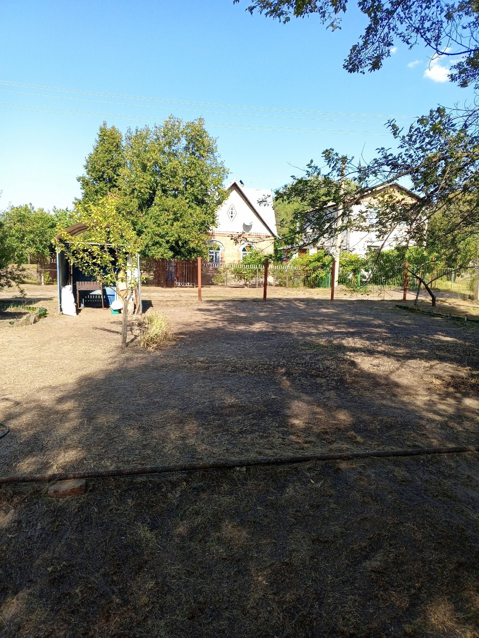 🌿 Продается дача в СТ "Счастье" (под Передельском) 📍 Отличное расположение: до остановки автобусов — 3 минуты до магазинов — 10 минут до реки Айдар — 20 минут 🏡 Участок 6 соток (приватизированный) На территории: 1,5-этажная кирпичная дача Кирпичный сарай Летний душ и туалет Каркасный бассейн Ø 6 м, ...